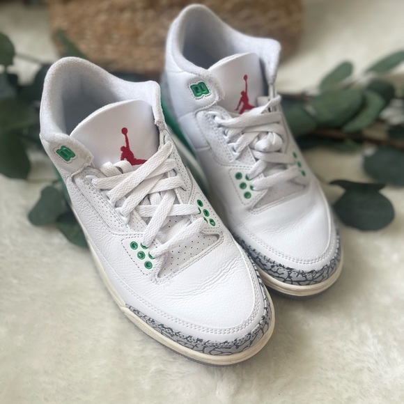 Jordan 3 Retro White and Green Sneakers with Classic Design - Picture 3 of 12